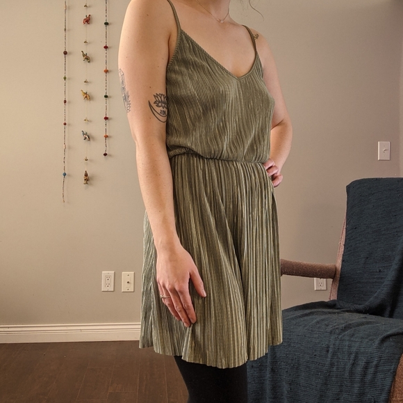 Light green dress - Picture 4 of 4
